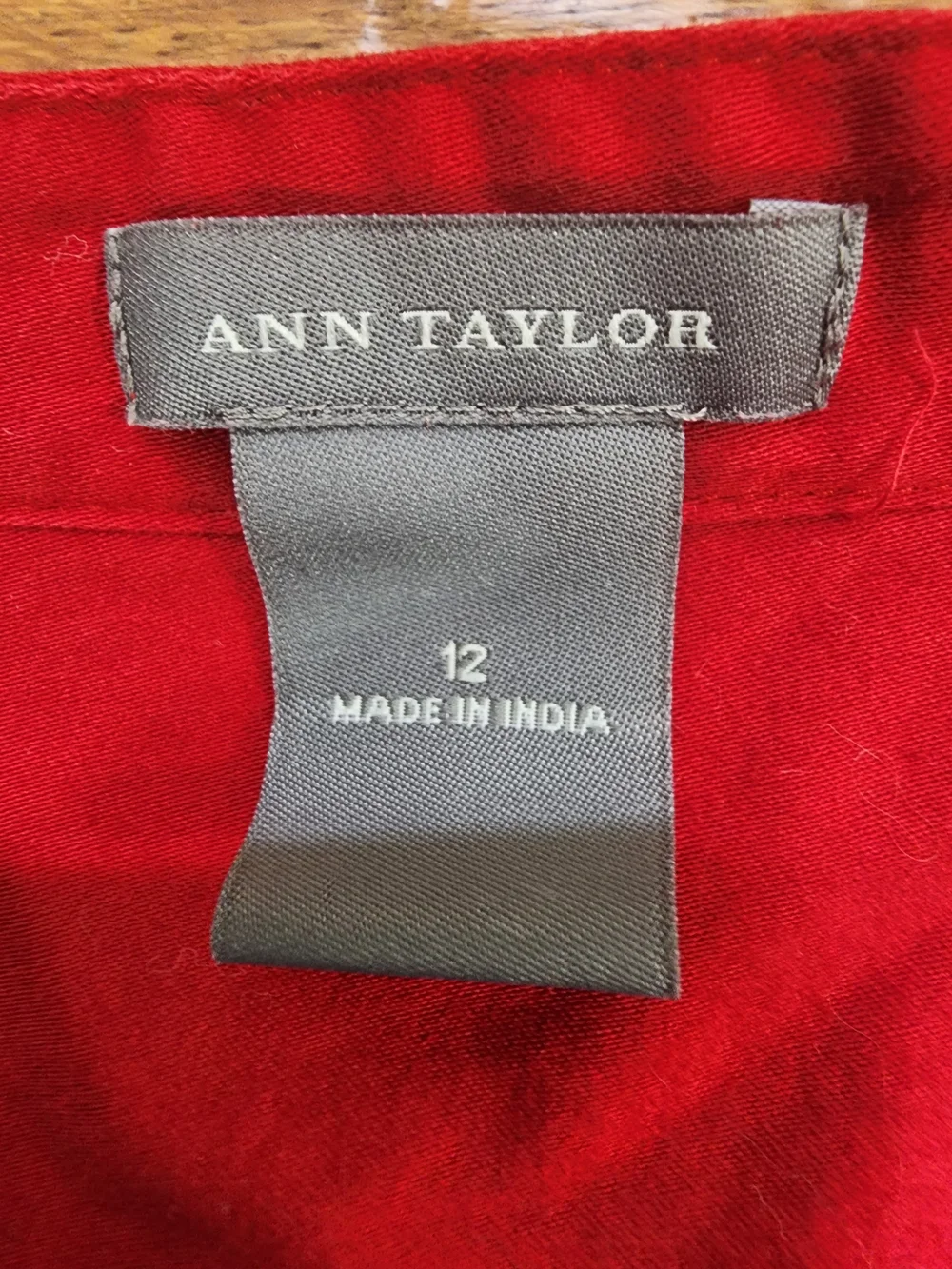 ANN TAYLOR Red Short-Sleeve Button-Front Shirt - Picture 5 of 7